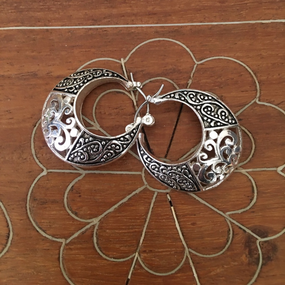 Vintage silvertone filigree hoop earrings
